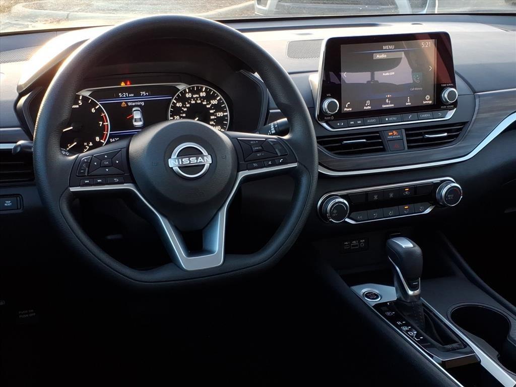2025 Nissan Altima SV photo 4