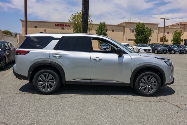 2025 Nissan Pathfinder S photo 3