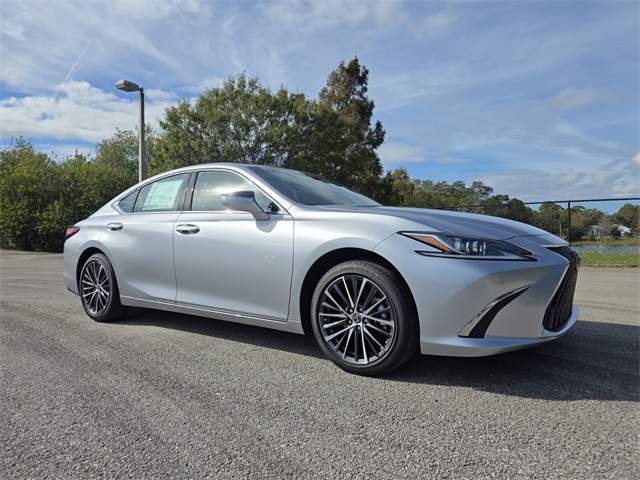 2025 Lexus ES 350's photo