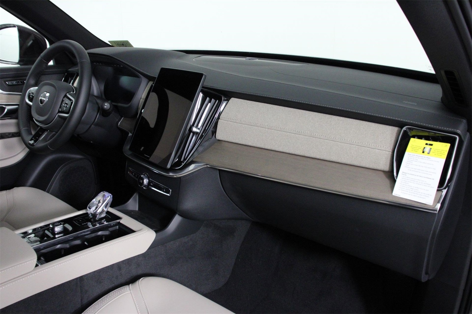 2025 Volvo XC90 B5 Plus photo 8