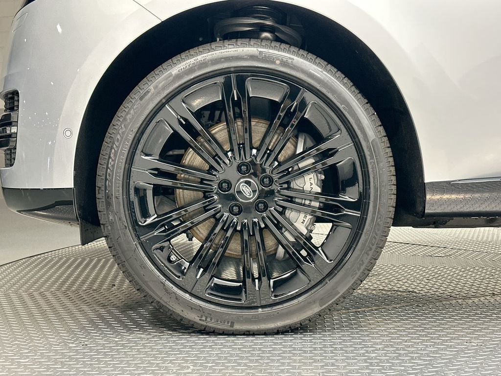 2025 Land Rover Range Rover SE photo 4