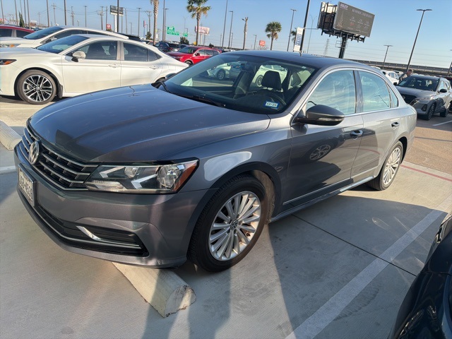2016 Volkswagen Passat SE's photo