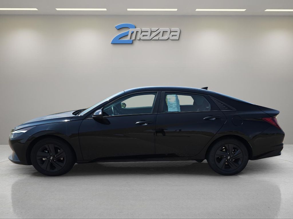 2022 Hyundai Elantra SEL Convenience photo 2