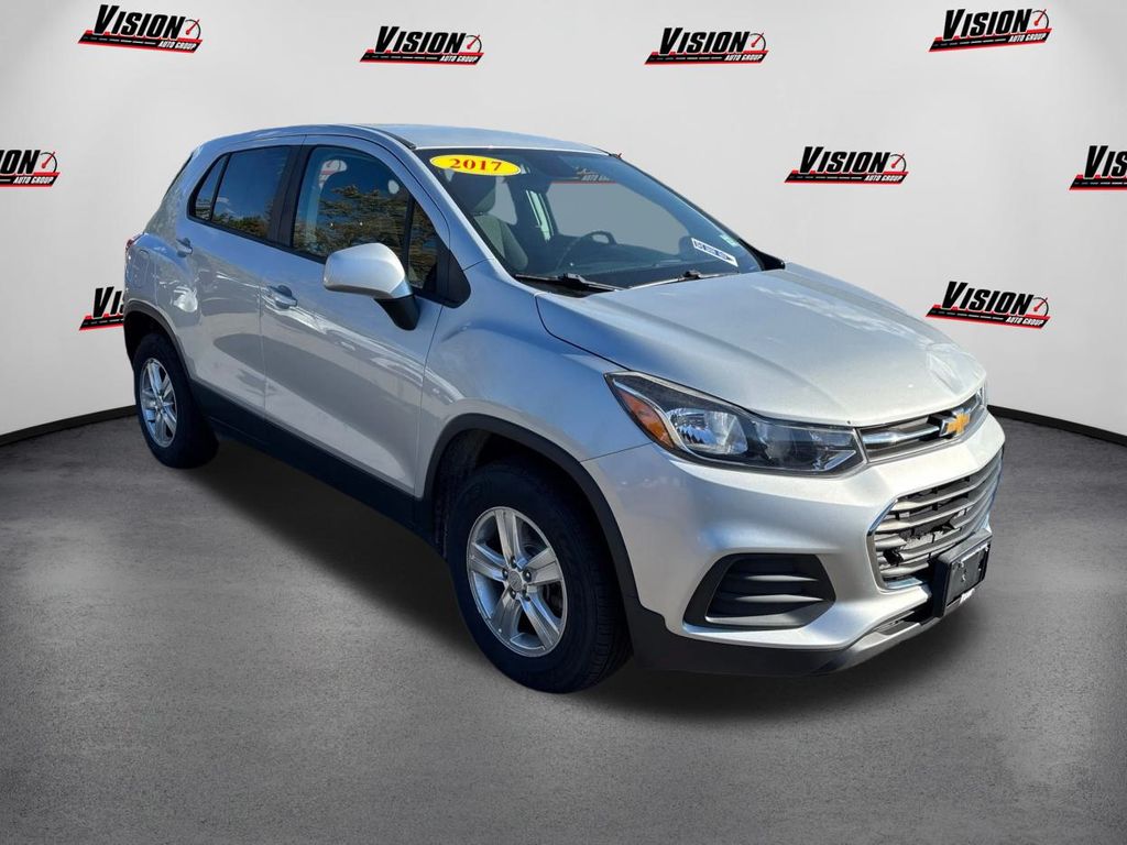 2017 Chevrolet Trax LS photo 3
