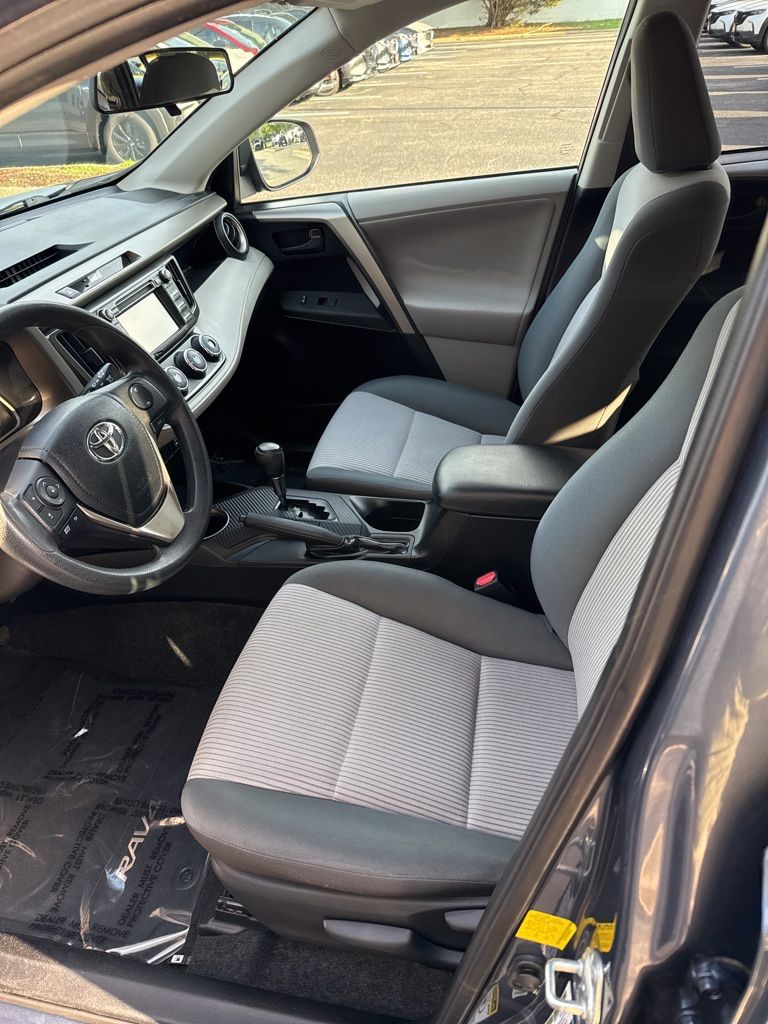 2013 Toyota RAV4 LE photo 4