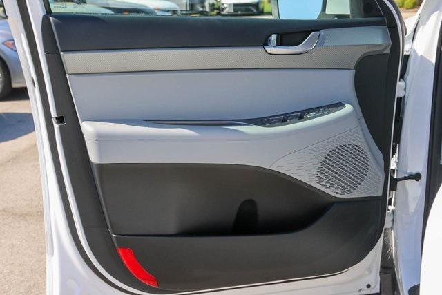 New 2025 White Hyundai SEL FWD image 8