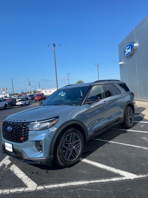 2025 Ford Explorer ST photo 4