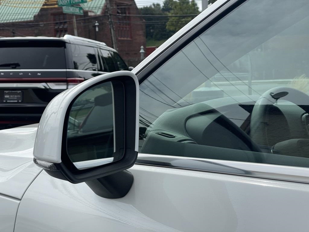 2023 Volvo XC40 Plus photo 18