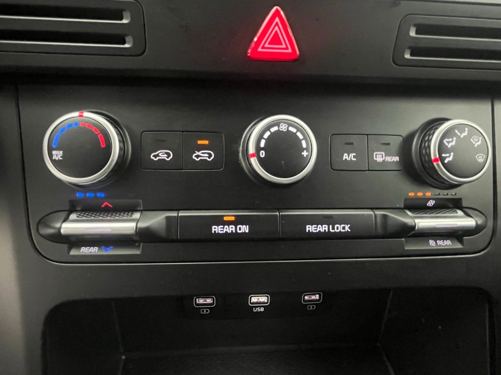 2024 Kia Carnival LX photo 22