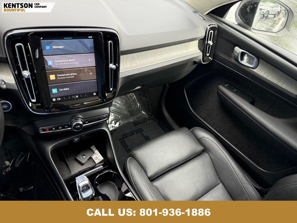 2025 Volvo XC40 Plus photo 23