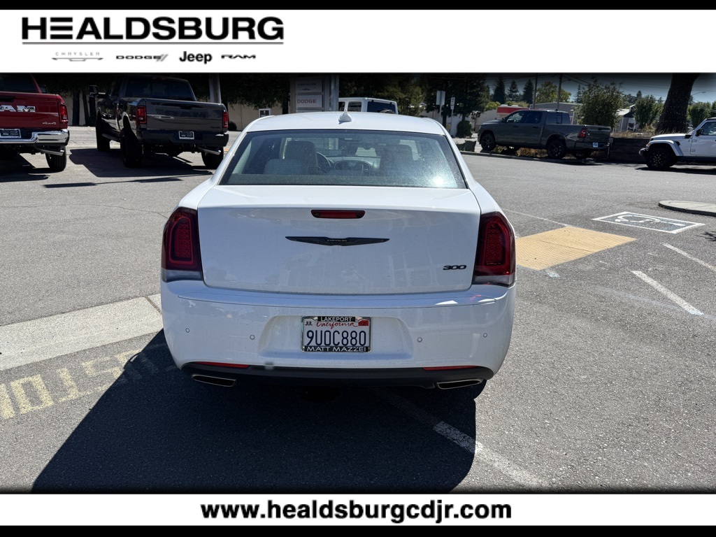 2023 Chrysler 300 Touring photo 3