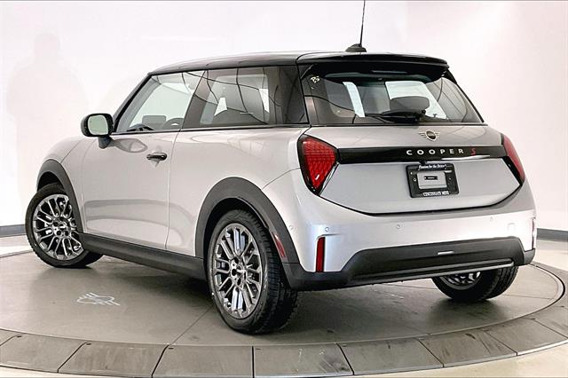 2025 Mini Cooper Hardtop 2 Door Signature photo 2