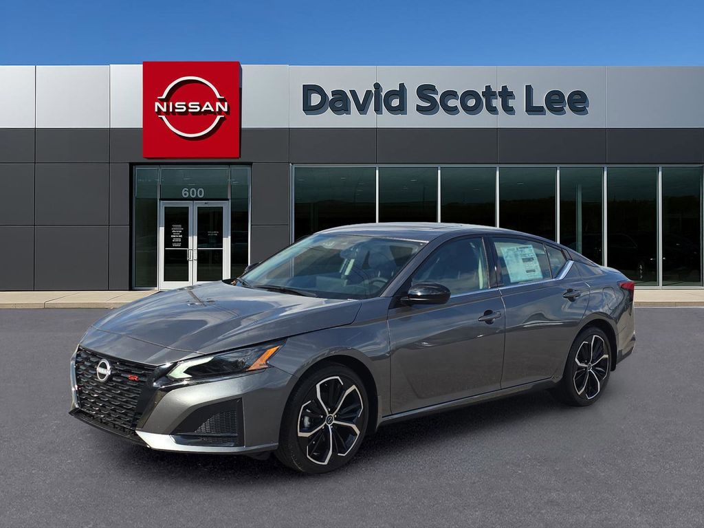 2025 Nissan Altima SR's photo