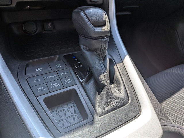 2021 Toyota RAV4 LE photo 13