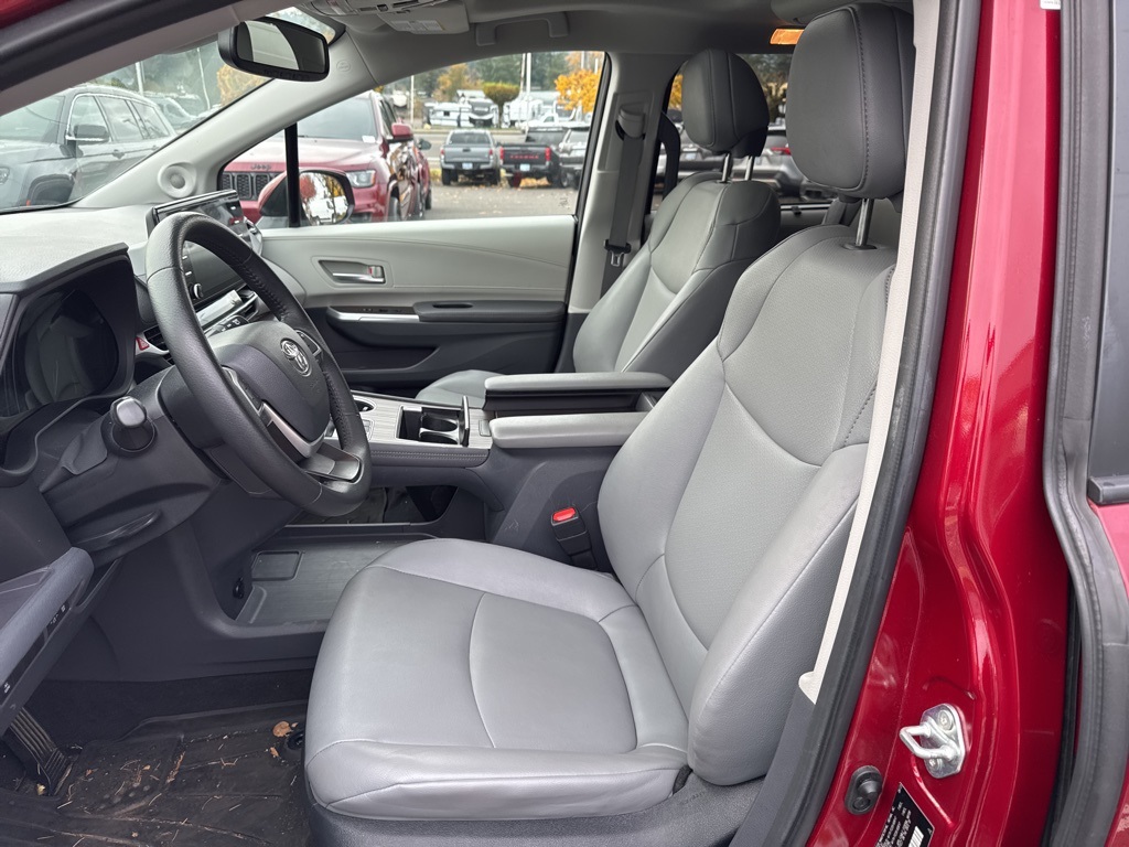 2023 Toyota Sienna XLE photo 3