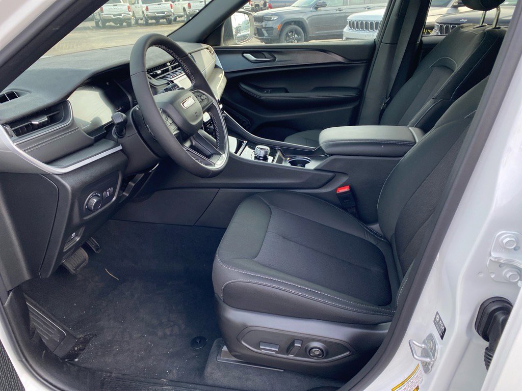 2025 Jeep Grand Cherokee Laredo photo 4