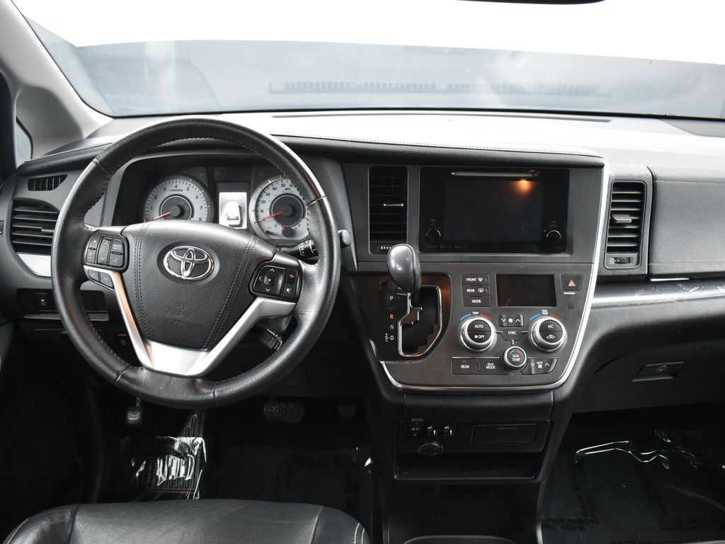 2017 Toyota Sienna SE photo 11