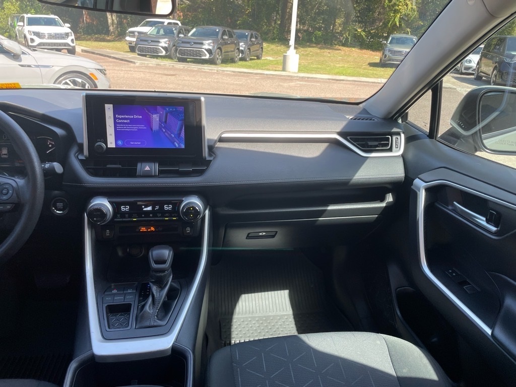 2023 Toyota RAV4 XLE photo 7
