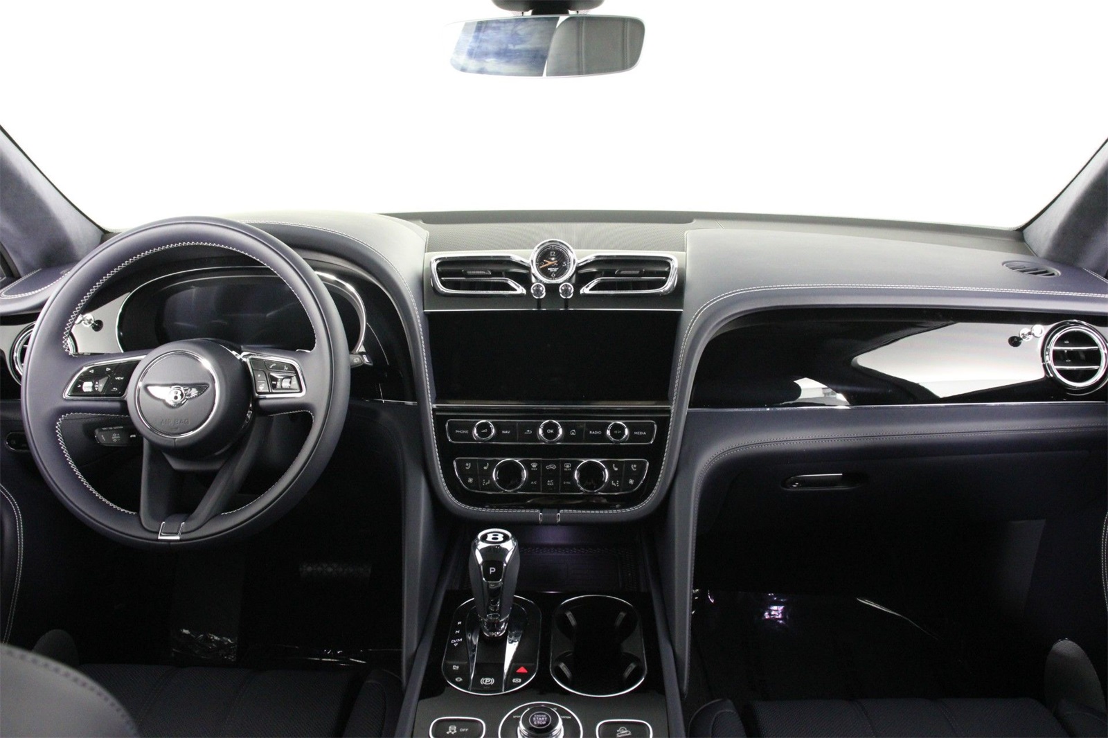 2025 Bentley Bentayga V8 photo 4