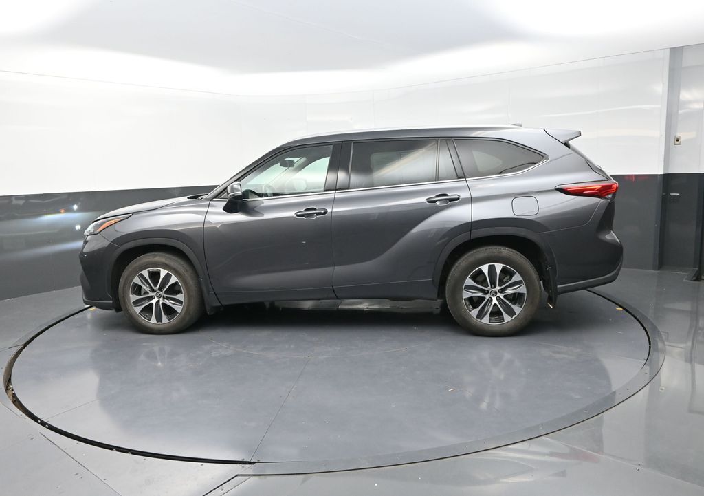 2022 Toyota Highlander XLE photo 3