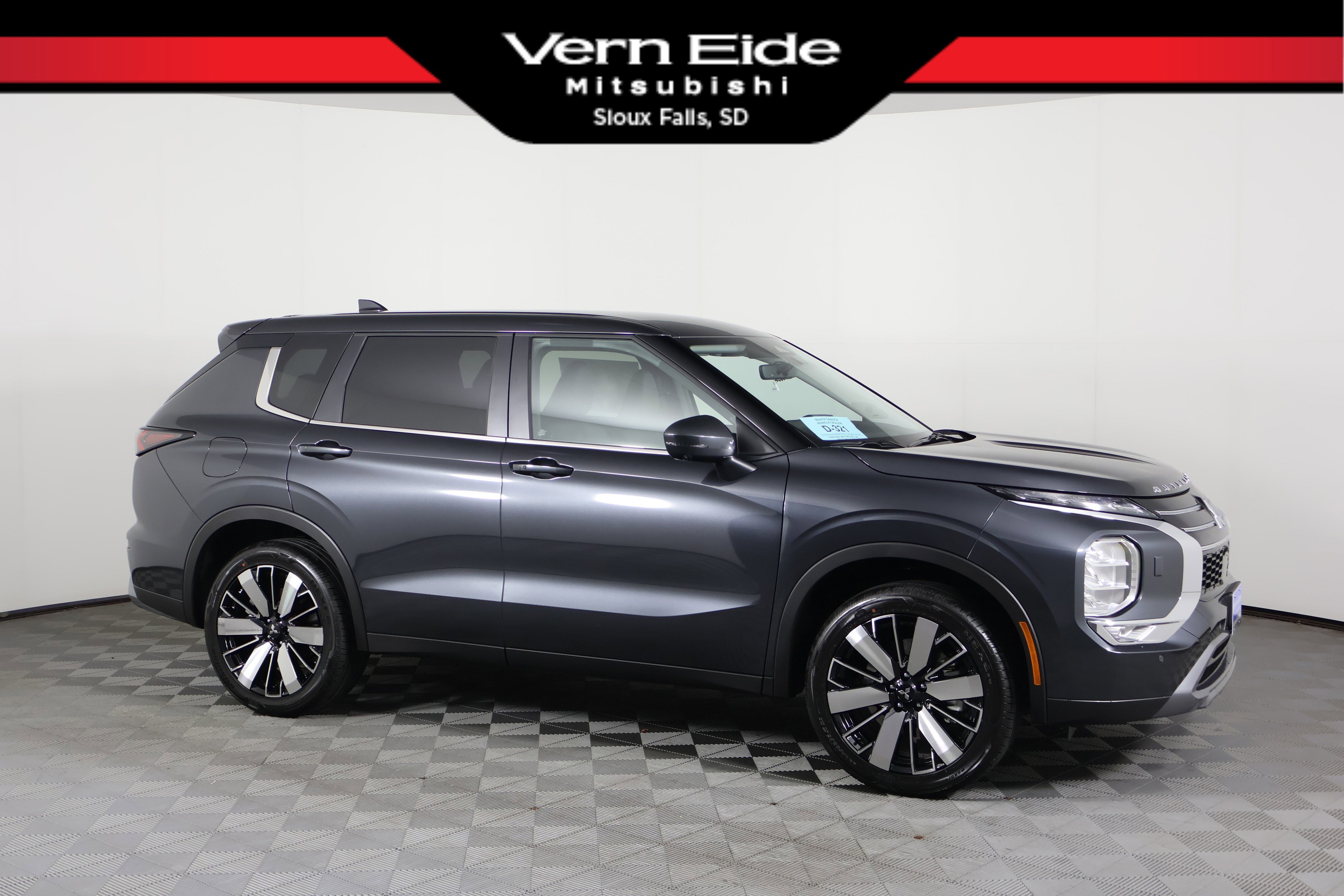 2025 Mitsubishi Outlander SE's photo