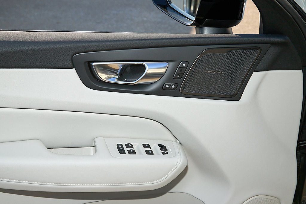 2026 VOLVO XC60 - Image 9