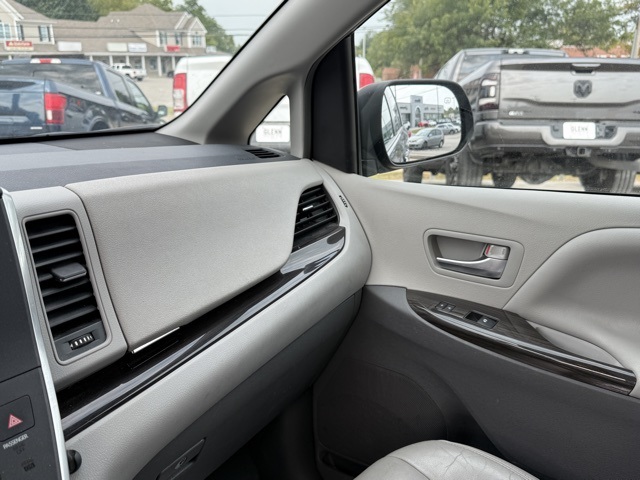 2019 Toyota Sienna XLE photo 19