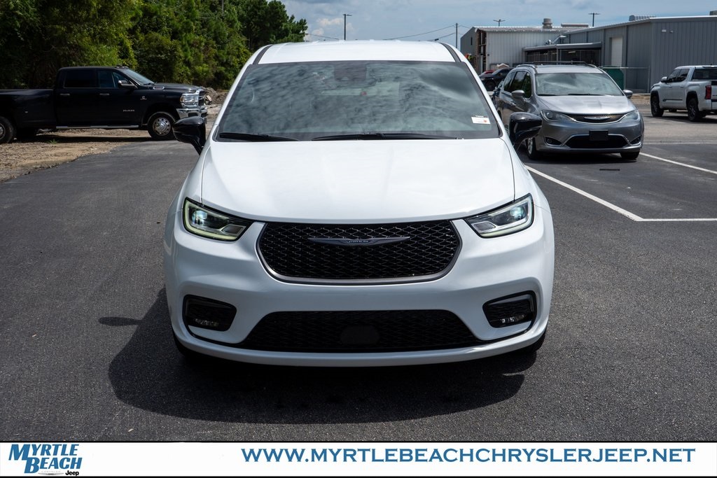 2026 Chrysler Pacifica photo 8