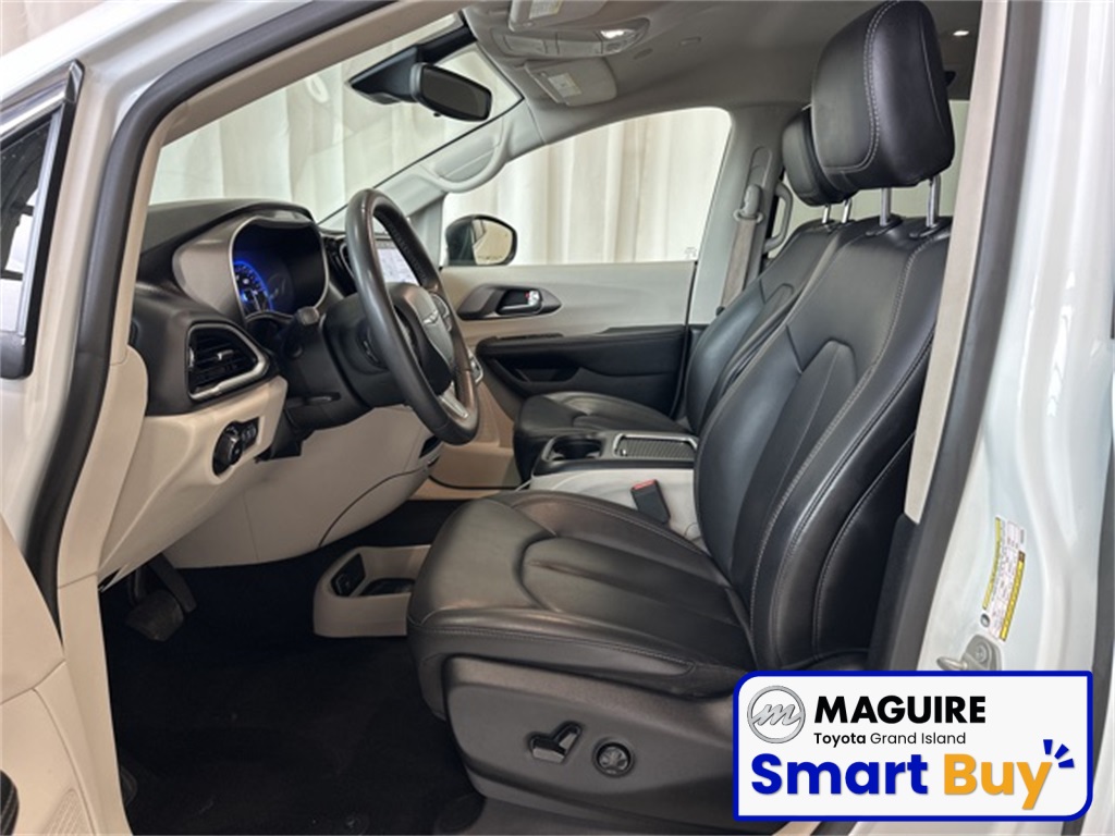 2023 Chrysler Pacifica Touring L photo 3