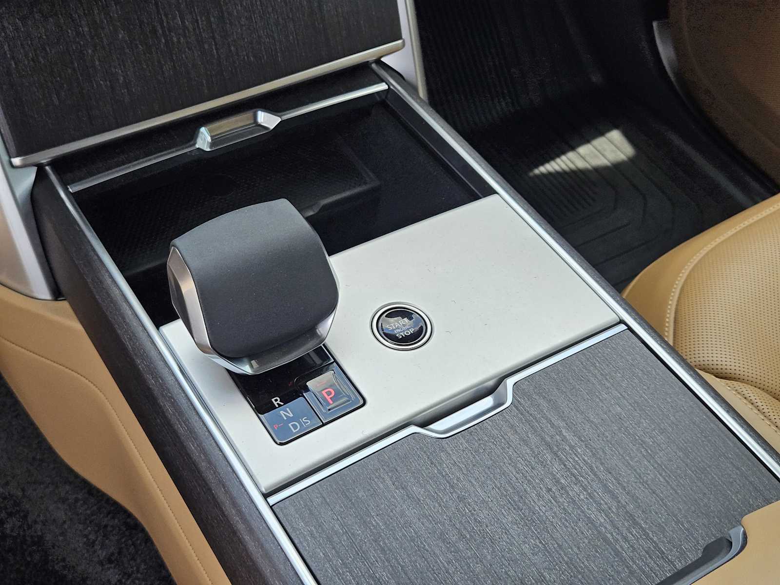 2025 Land Rover Range Rover SE photo 15