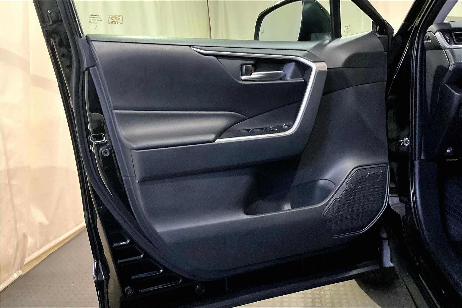 2019 Toyota RAV4 Hybrid XLE photo 20