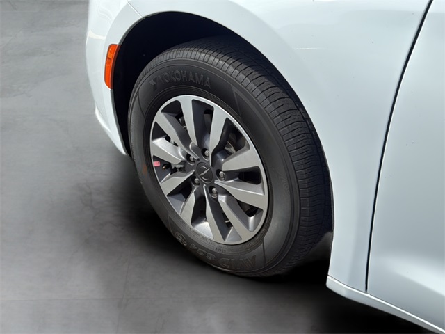 2024 Chrysler Pacifica Hybrid photo 12