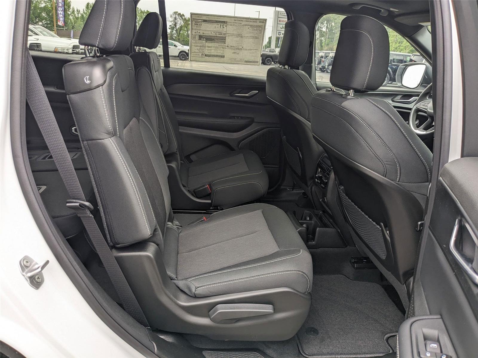 2025 Jeep Grand Cherokee Laredo X photo 15