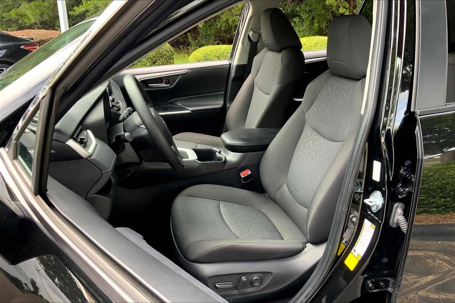 2024 Toyota RAV4 XLE photo 7