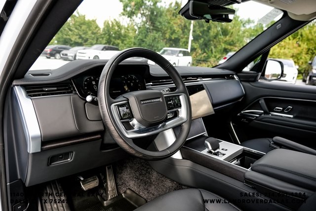 2025 Land Rover Range Rover SE photo 2