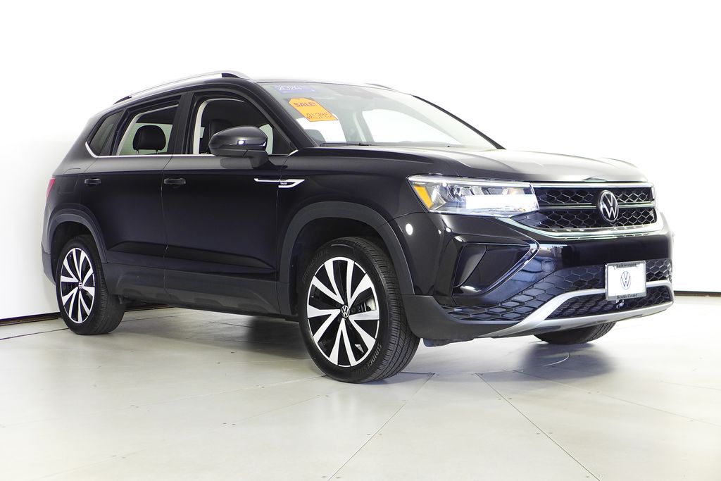 2024 Volkswagen Taos SE photo 3