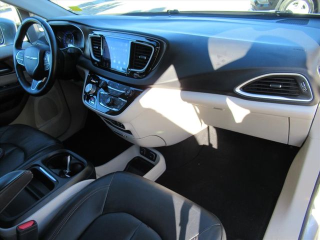 2017 Chrysler Pacifica Touring L photo 9