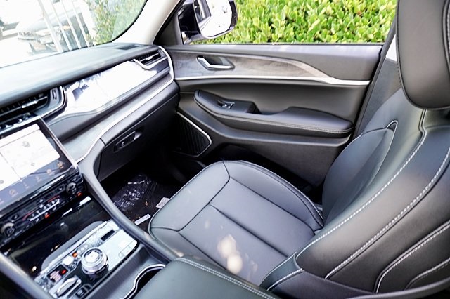 New 2023 Bright White Clear-Coat Exterior Paint Jeep 4xe image 24