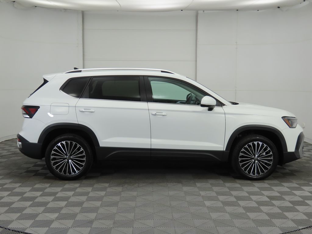 2025 Volkswagen Taos SE photo 4
