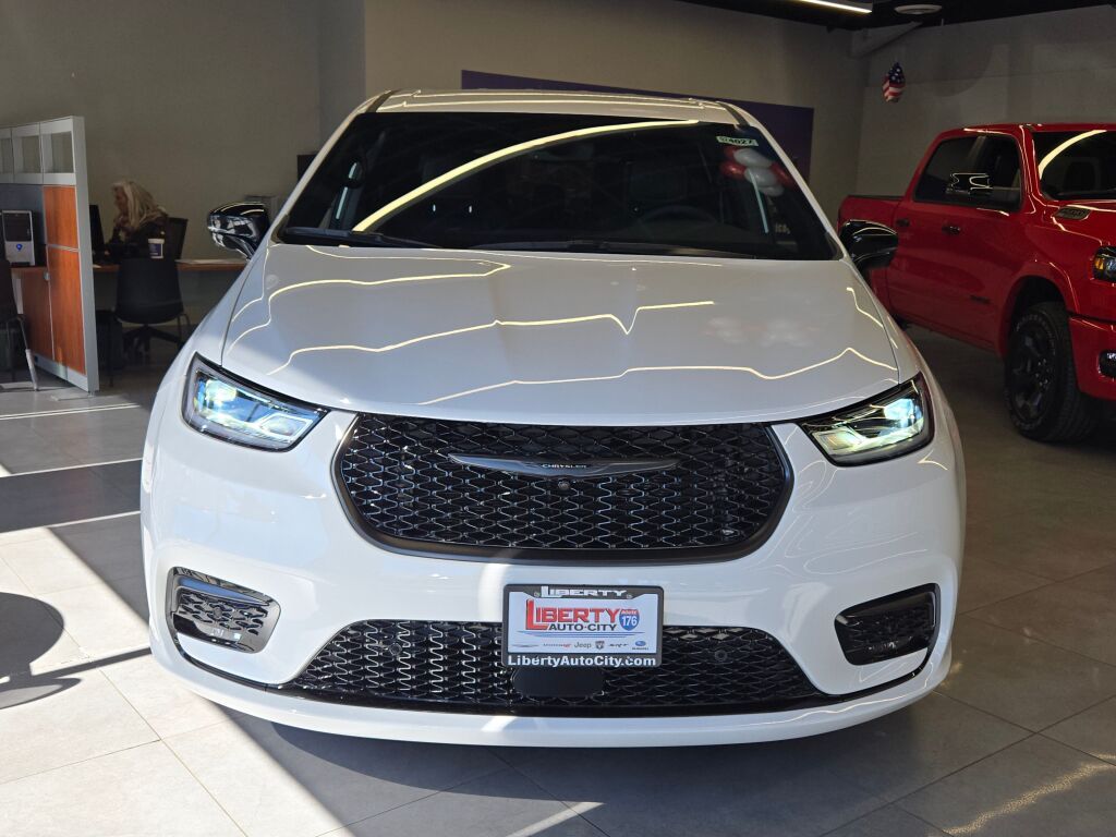 2024 Chrysler Pacifica Hybrid photo 3