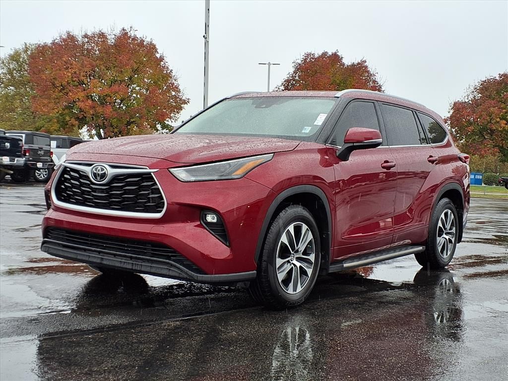 Used 2022 Toyota Highlander XLE with VIN 5TDGZRAH1NS560806 for sale in Kansas City