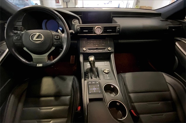 2017 Lexus RC 200t photo 14