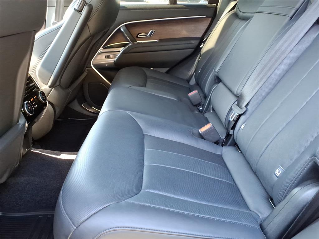 2023 Land Rover Range Rover SE photo 4