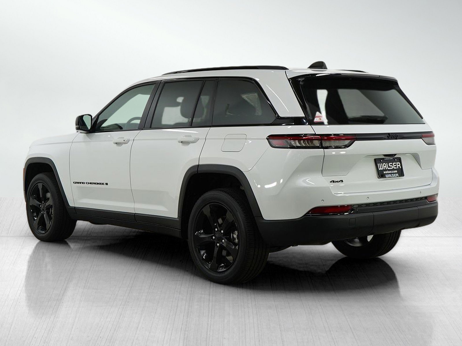 2023 Jeep Grand Cherokee Laredo Altitude photo 3
