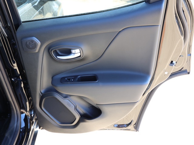 New 2023 Black Clear-Coat Exterior Paint Jeep Latitude image 18