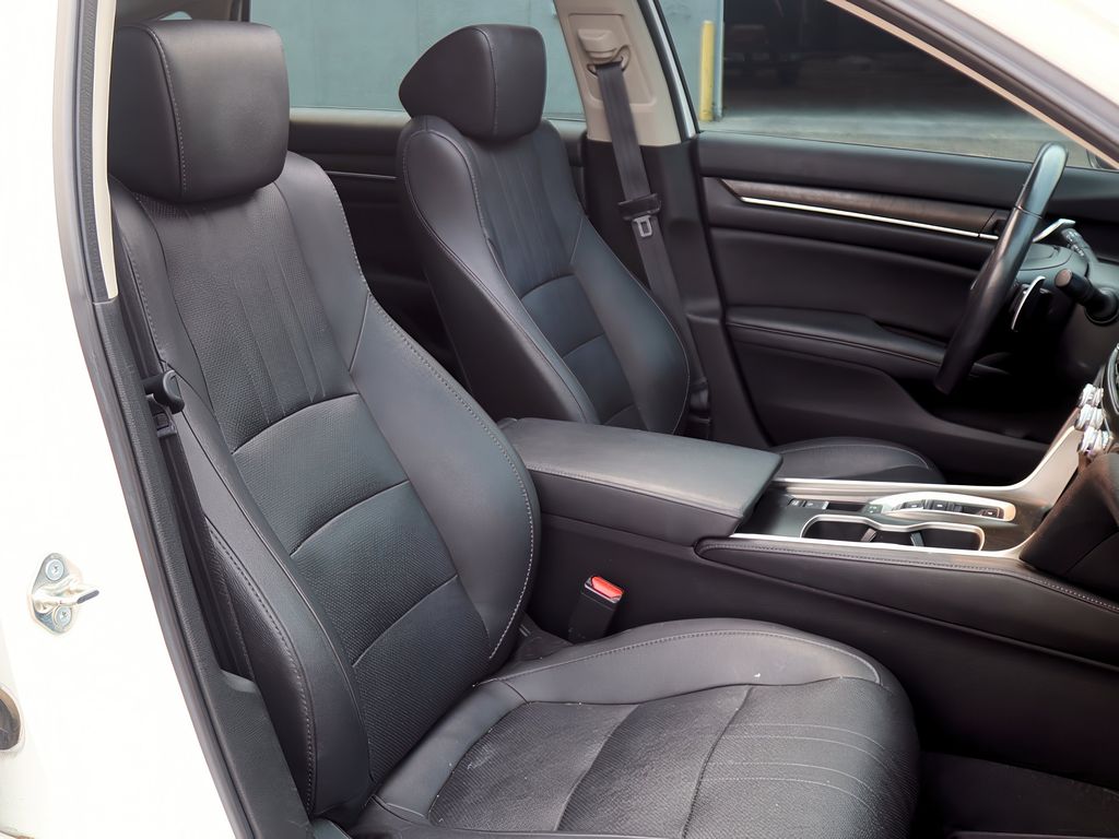 2020 Honda Accord Touring photo 26
