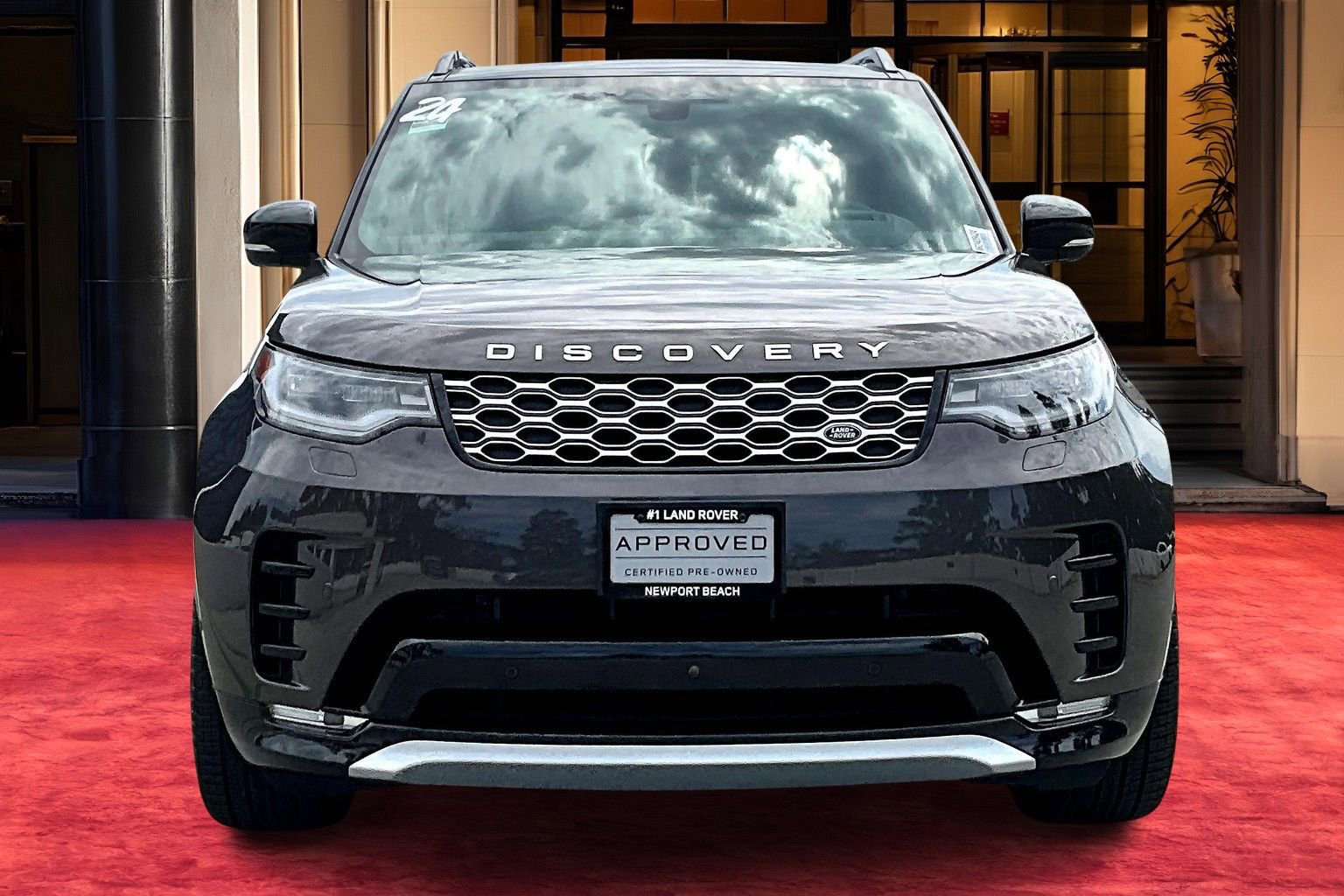 2024 Land Rover Discovery Metropolitan Edition photo 2