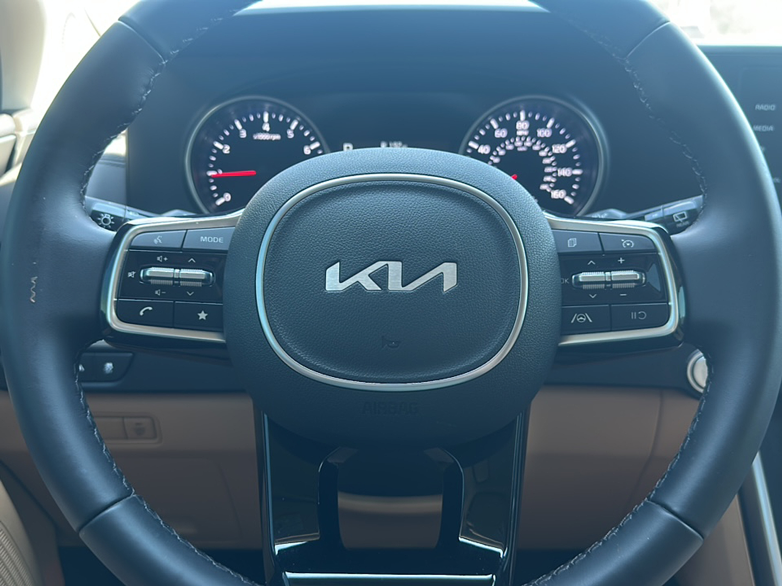 2024 Kia Carnival LX photo 13