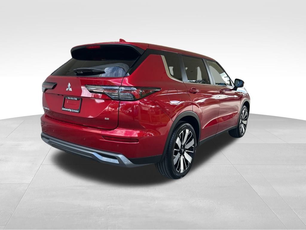 2025 Mitsubishi Outlander SE photo 3