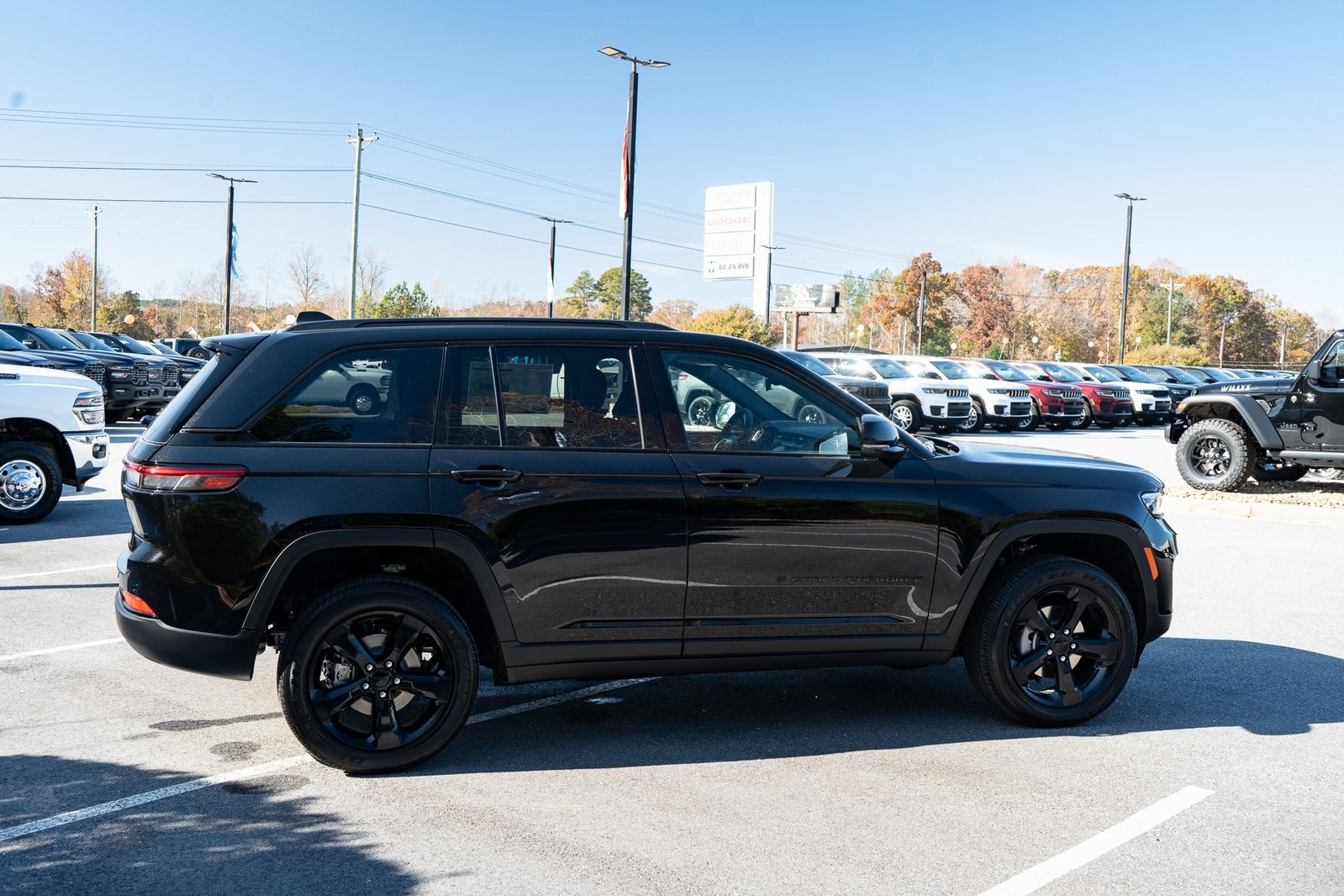 2025 Jeep Grand Cherokee Laredo Altitude photo 4
